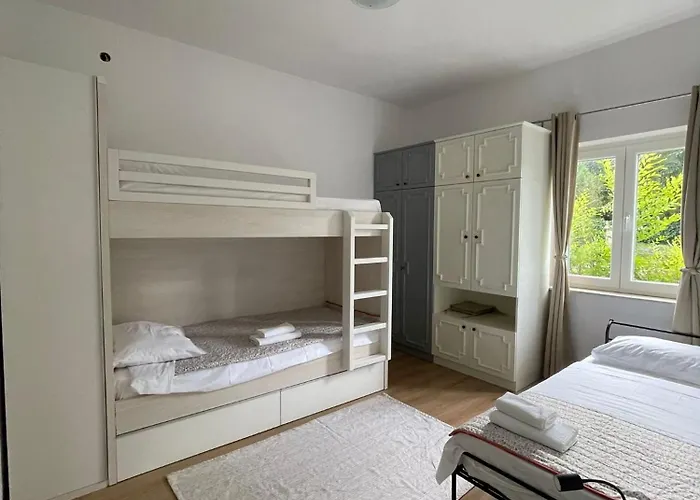 Holiday House Fila